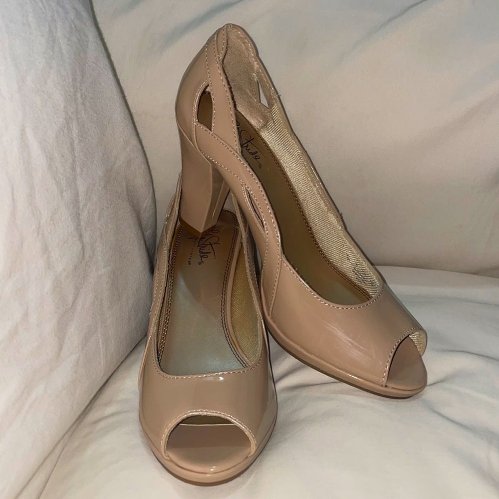 Woman’s Life stride taupe heels size 9